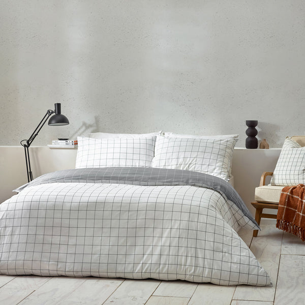 Howarth Check Super King Duvet Set White/Black - Riva