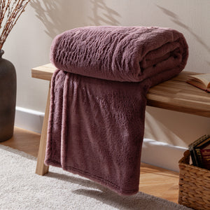 Kallu 150x200 Throw Mulberry - lifestyle