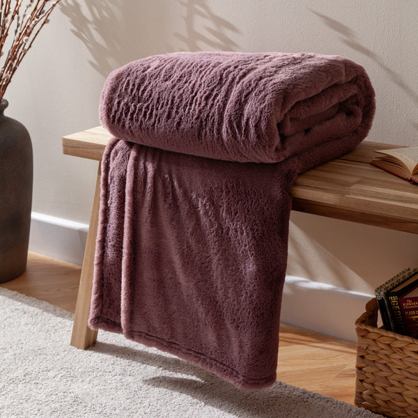 Kallu 150x200 Throw Mulberry - lifestyle